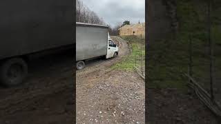 Газель груженая off-road в гору по глине