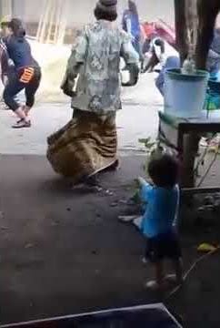 video lucu lo bah joget nya terlalu santuy jadi sarung nya melorot