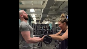 Partner Assisted Bicep Curls 💪🏻
