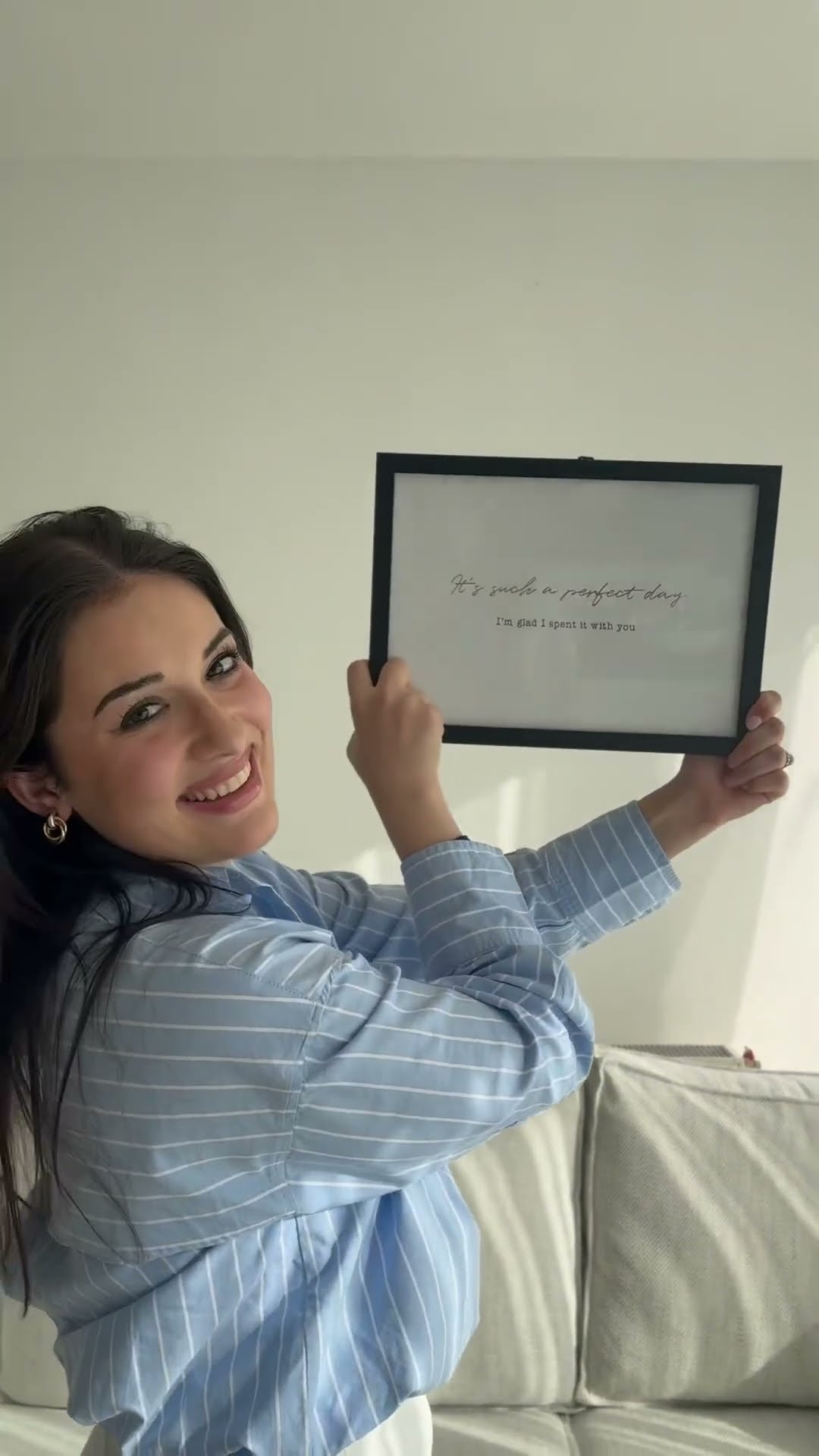 Video: Meliké hangt een fotolijstje op zonder te boren