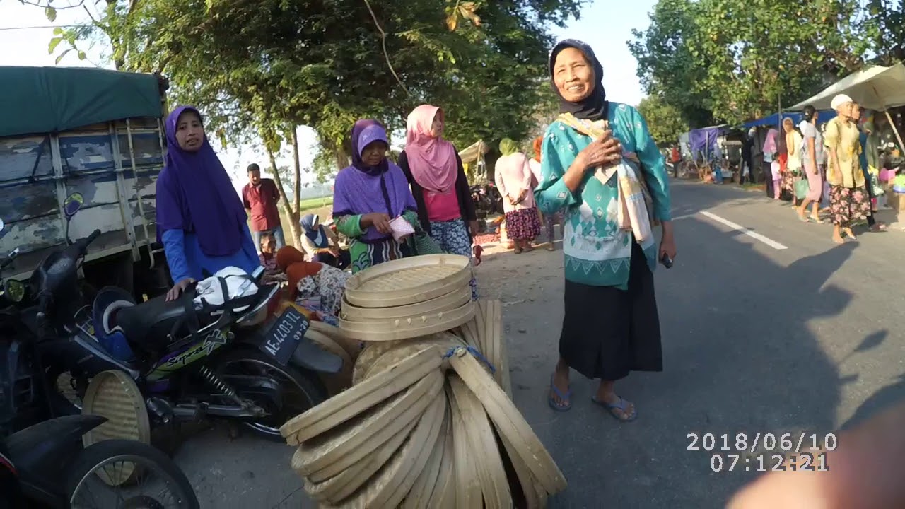 Suasana pasar legi mlarak di suatu pagi yang cerah YouTube