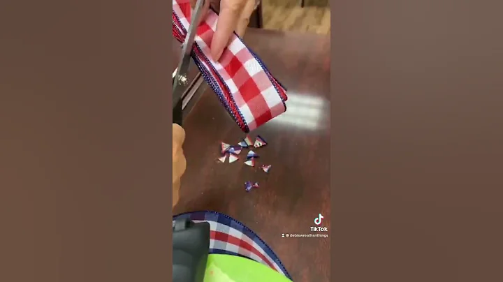 Easy DIY Bow. #bow #easybow #bowmaking #craft #crafting #mompreneur #momsoftiktok #wreath