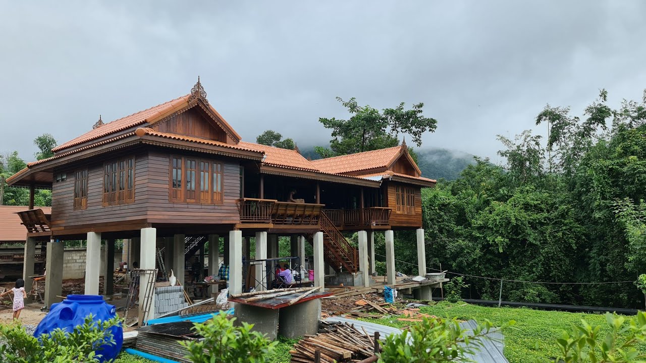 บ้านไม้เก่าบ้านน็อคดาวน์เรือนกลุ่ม 2 ห้องนอน 2 ห้องน้ำ 1 ห้องรับแขก ระเบียงหน้าหลัง ( จรรยาค้าไม้ )