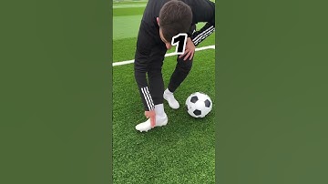 How to shoot a curve shot #football #soccer #soccerdrills #footballskills #training #shoot #curve