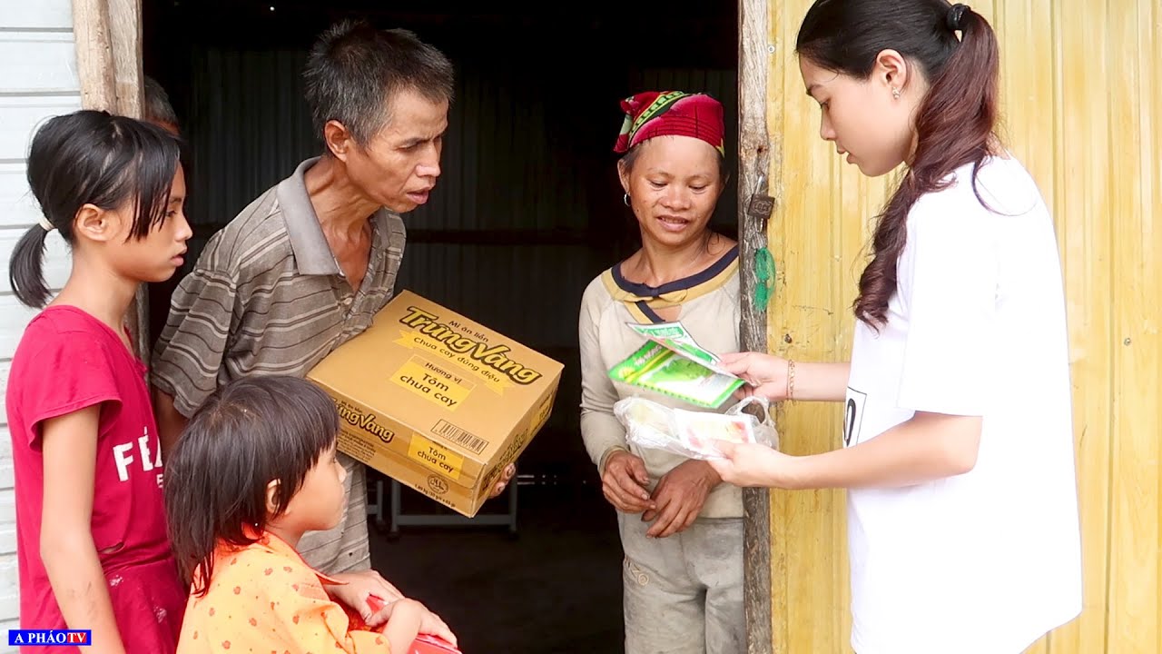 Trời mưa! Khổ lắm... nhà dột quá! Thăm vợ chồng chú Sâu bị câm điếc và 2 em nhỏ