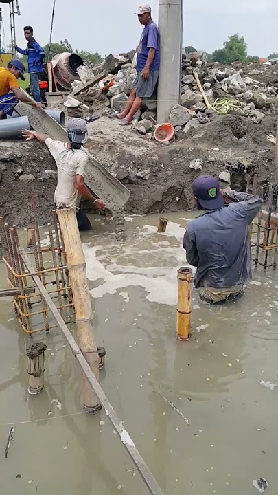 Hanya tukang senior yang sudah paham teknik ini. Pengecoran kondisi rendam air