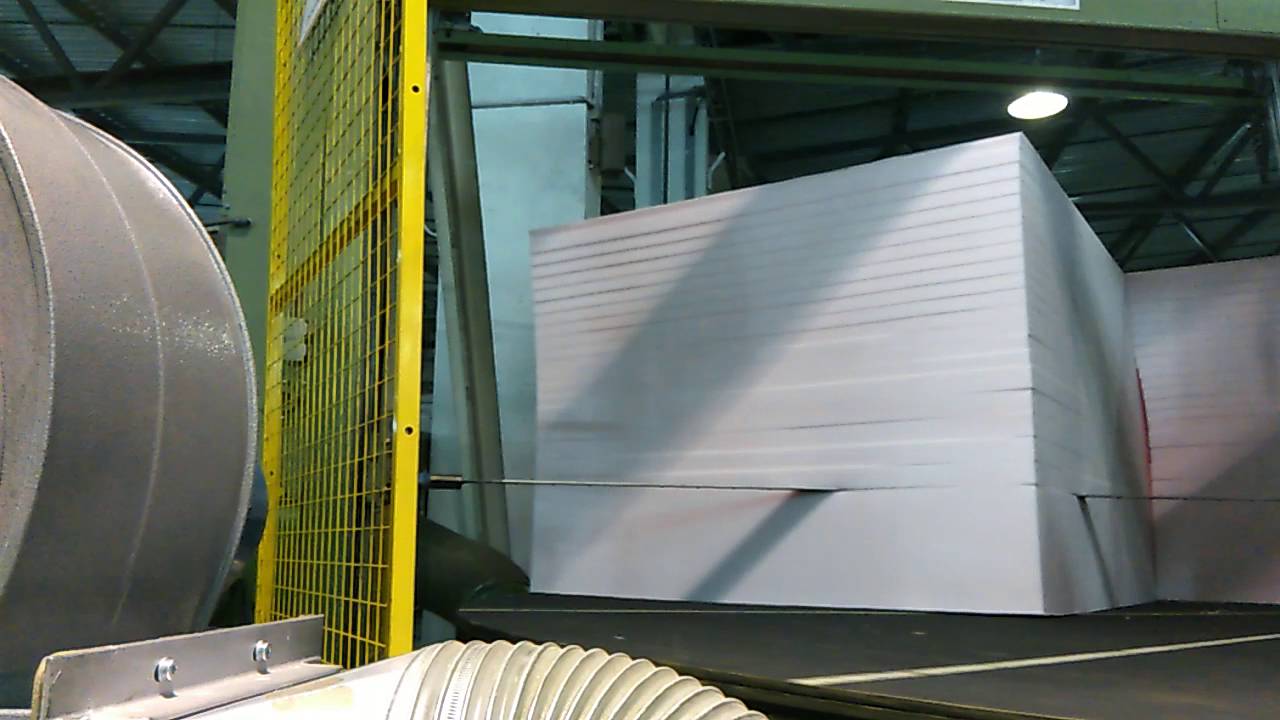 Нарезка поролона на производстве. - YouTube