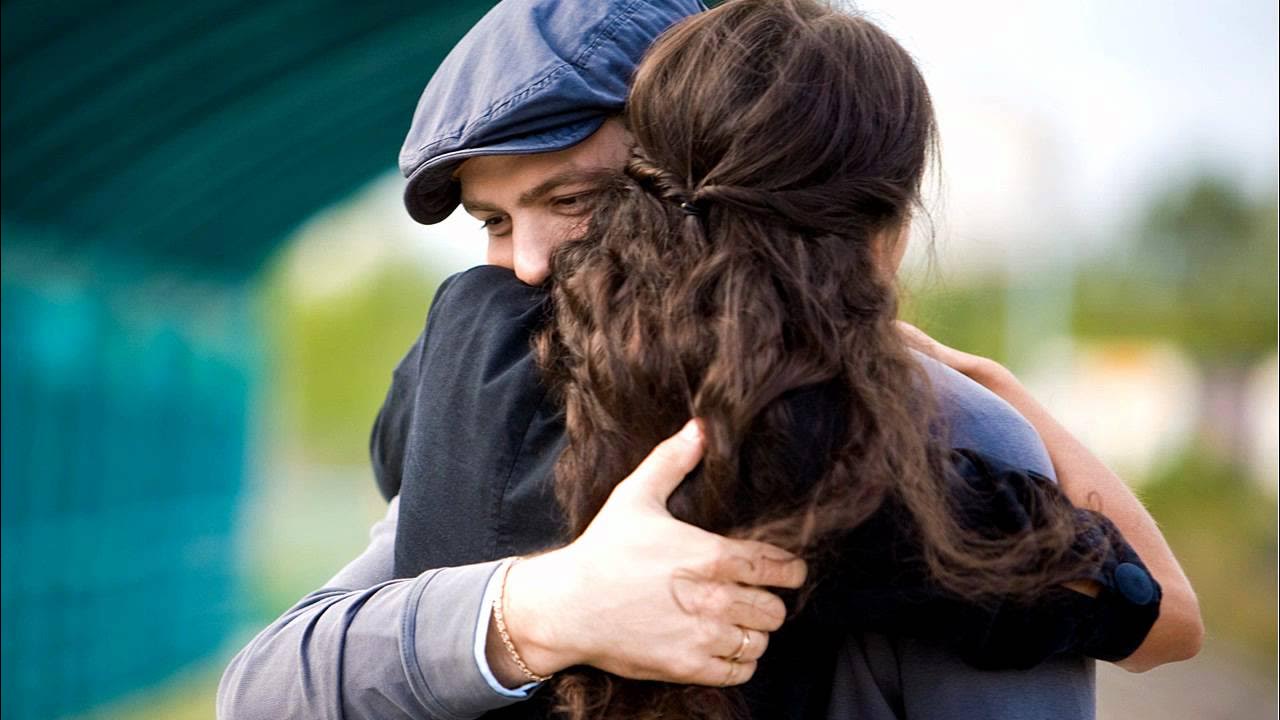 Продал любимую девушку. Объятия влюбленных. Продал любимую девушку. Объятия при встрече. Парочка обнимается.