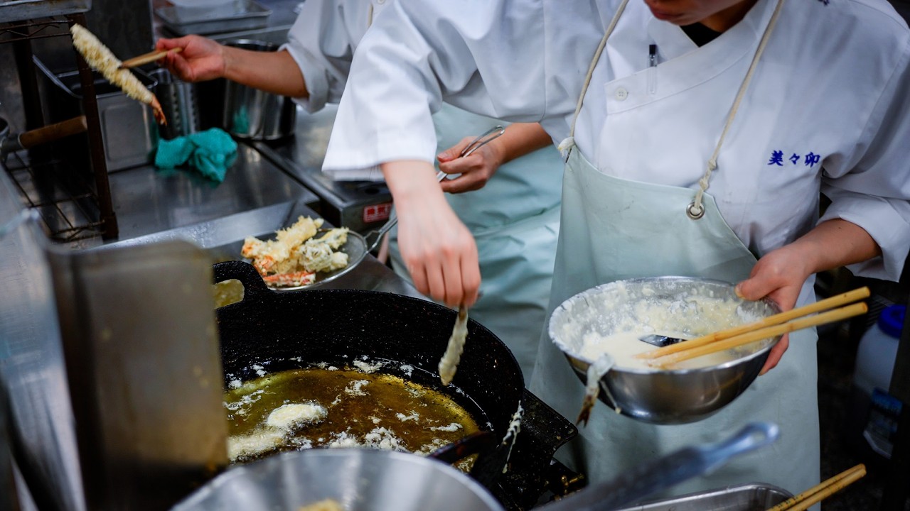 Традиционная лапшичная удон, управляемая исключительно женщинами, ресторан самодельной соба в Японии