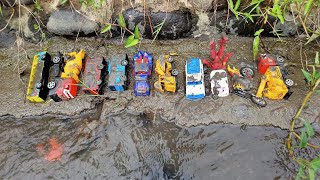 Mencari Mainan di Sungai Kecil Deras - Bus Tayo, Ultraman, Mobil Balap, Mobil Polisi, Truk Bego, Bus