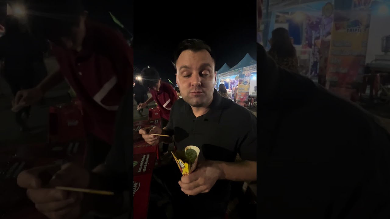 Bule makan di Amurang 