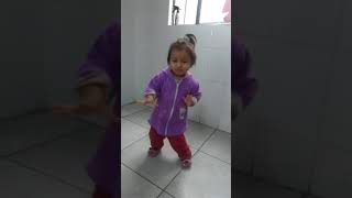 Niña de 2 añitos bailando el toto