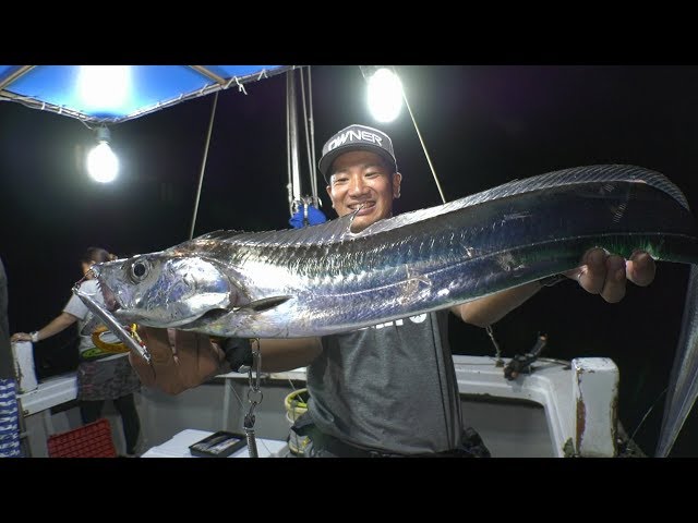 魚釣り Hooking hard on the dangerous embankment in Miyako where