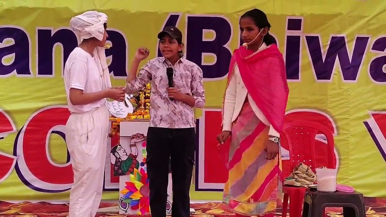माता-पिता की मजबूरी को नाटक के माध्यम से प्रस्तुत करती विद्यालय की छात्राएं 