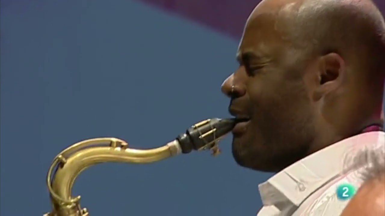 Homenaje de Alain Pérez a Celia Cruz (Yerbero Moderno)