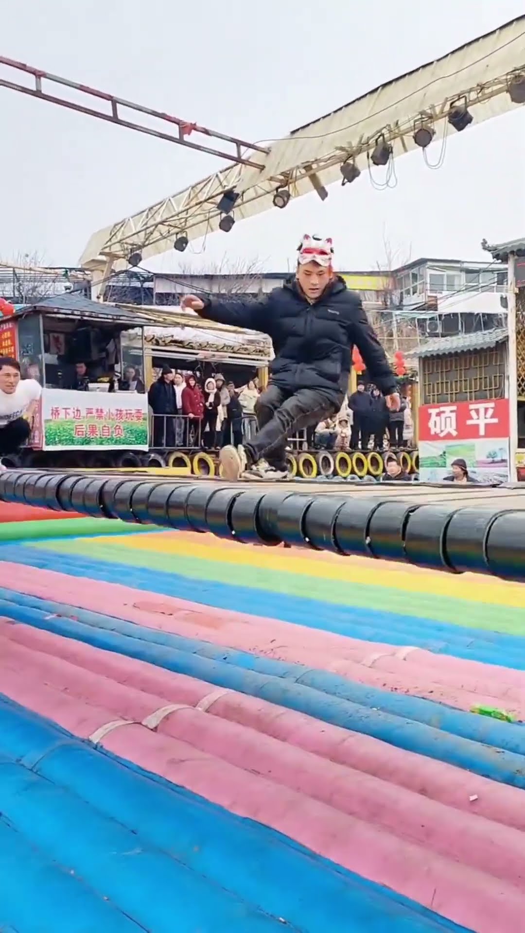 nternet celebrity swing bridge,?? beautiful fun, a good place to warm up in winter