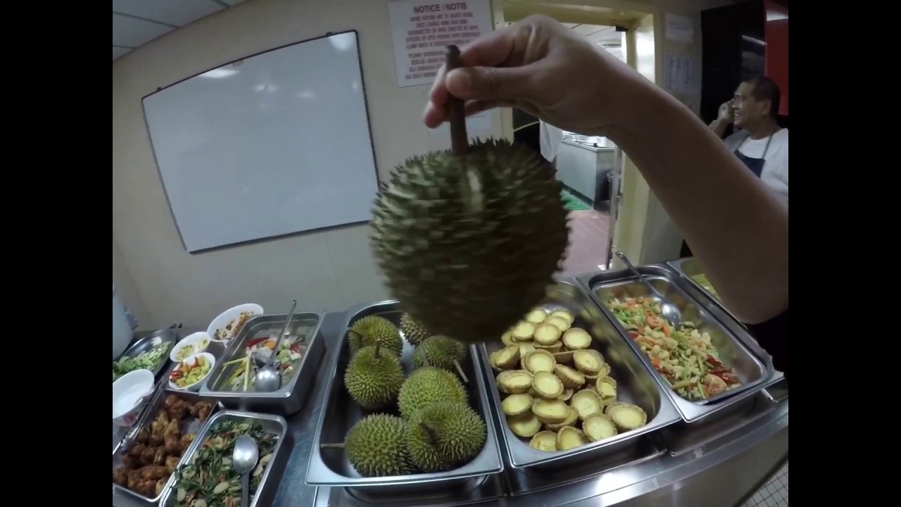 Makan durian atas kapal! 