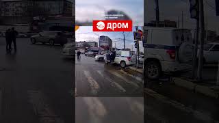 Сотрудники ПОЛИЦИИ УМУДРИЛИСЬ УДАРИЛ СЛУЖЕБНЫЙ УАЗ! #shorts