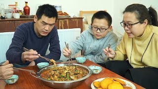 【食味阿远】阿远今天做“火锅鸡”吃，油炸两盘子饼子，饼子配鸡块，真过瘾 | Shi Wei A Yuan