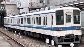 東武大師線8000系8565Fが西新井駅を発車するシーン