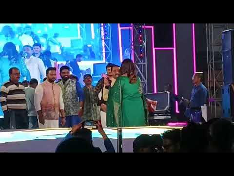 romantic holi picture in bhojpuri actres aksara singh