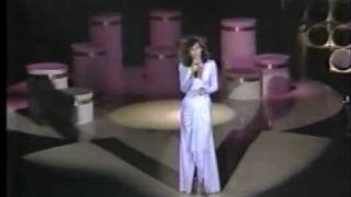 Marilyn McCoo sings &quot;The Old Songs&quot; by Barry Manilow