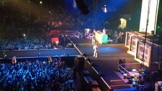 Emis Killa - Sulla Luna (intro) live@forum di assago 25/09/12 (4° HIP HOP TV PARTY)