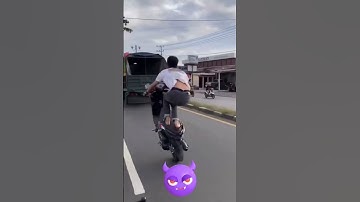 Nam thanh niên ‘đầu trần’ lái xe máy lạng lách, đánh võng ,thậm chí còn chặn đường ô tô #shorts