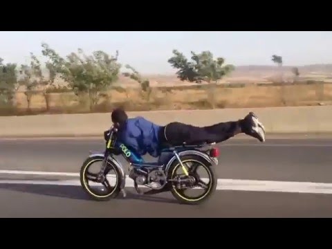 Moto   Peugeot 103 sur l'autoroute Algérienne à plus de 140km h