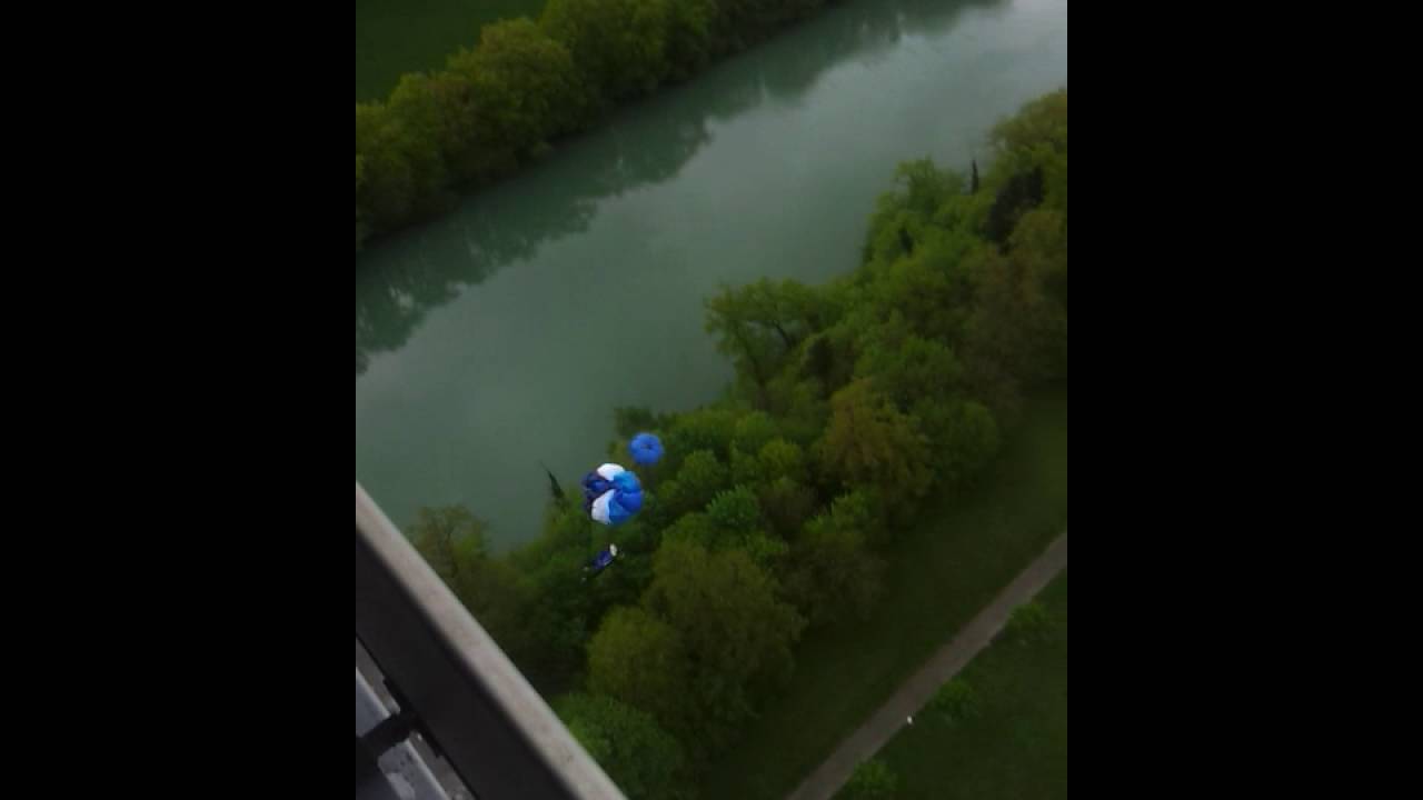 Un basejumper s'élance d'une des tours du Lignon