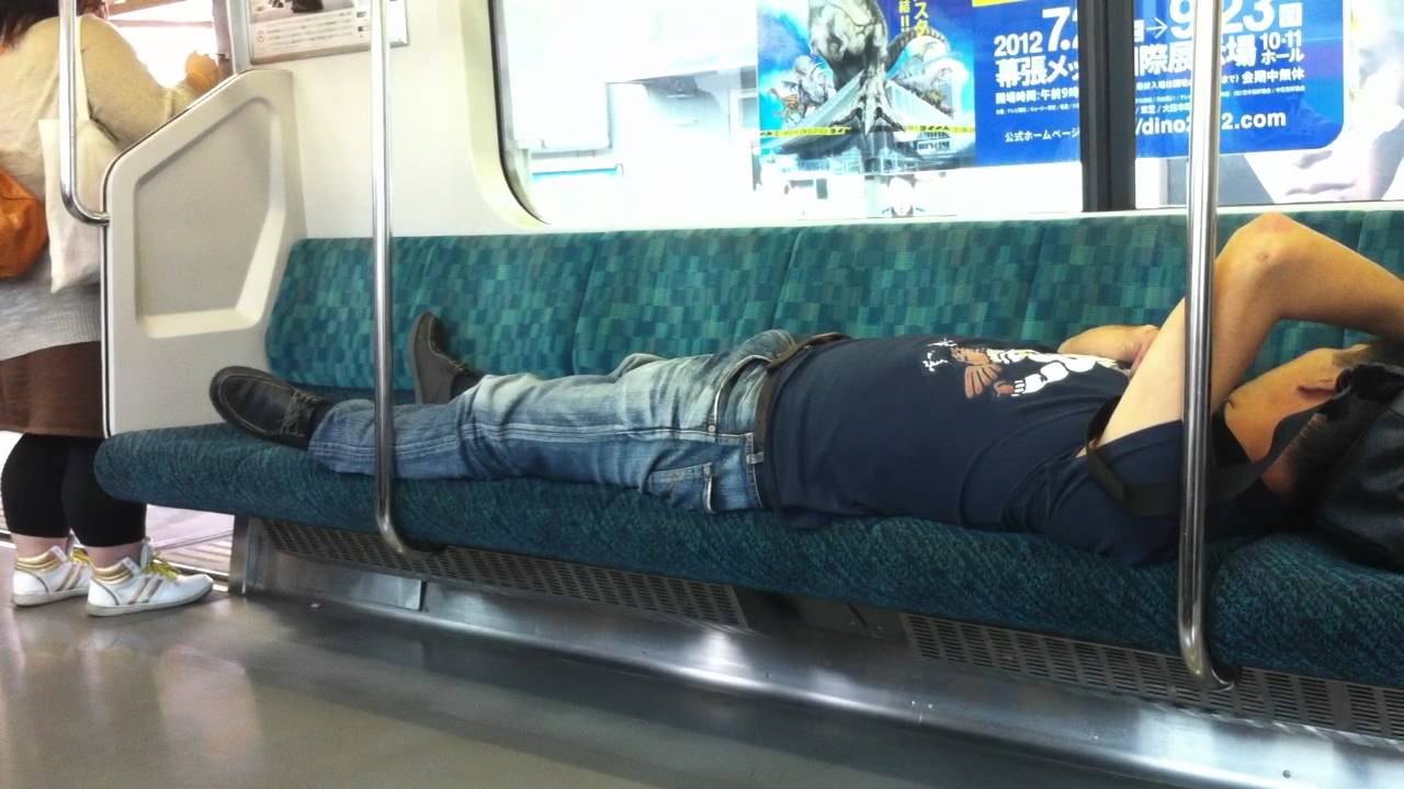 これ どう思います 座席で思いっきり横になって寝ていますが Youtube