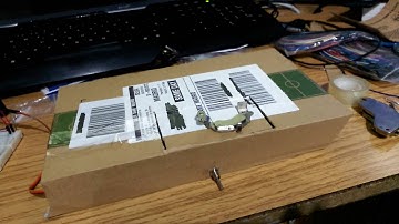 Esqueleto Useless box. Tapa.