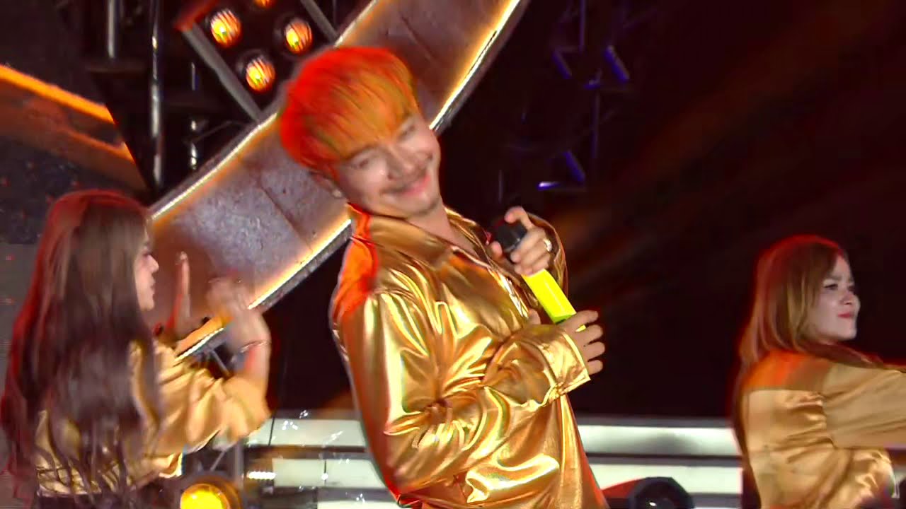 Porno külotlu çorap kiyinish U erini aldagan xotinlarning pornosini qabul qiladi va bunga chidadi.