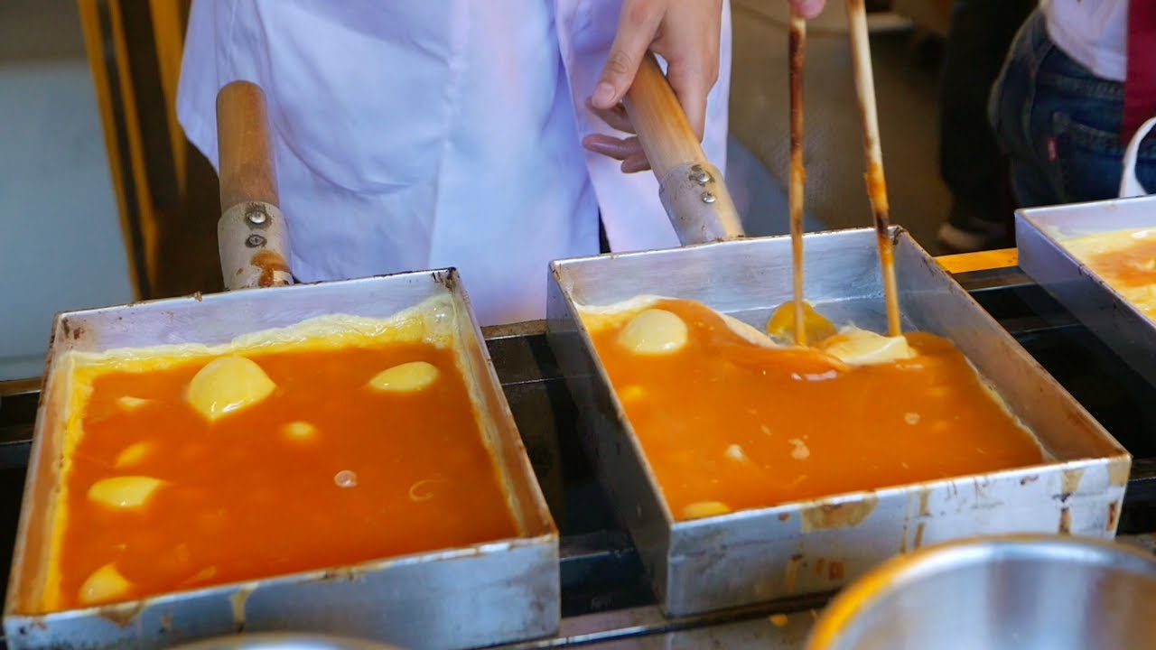 Japan Street Food - JAPANESE OMELETTE Tamagoyaki ダシ巻き玉子焼 | Travel Thirsty