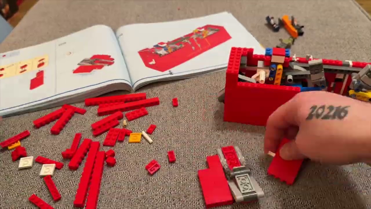 Lego MARVEL Logo & Minifigures - 76313 - speed build