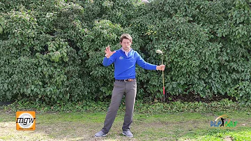 ¿Qué brazo genera potencia en el swing de golf?