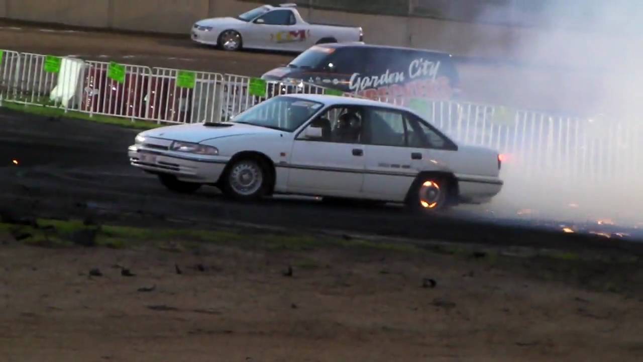 commodore blowing up the rear discs at avalon burnout comp - YouTube