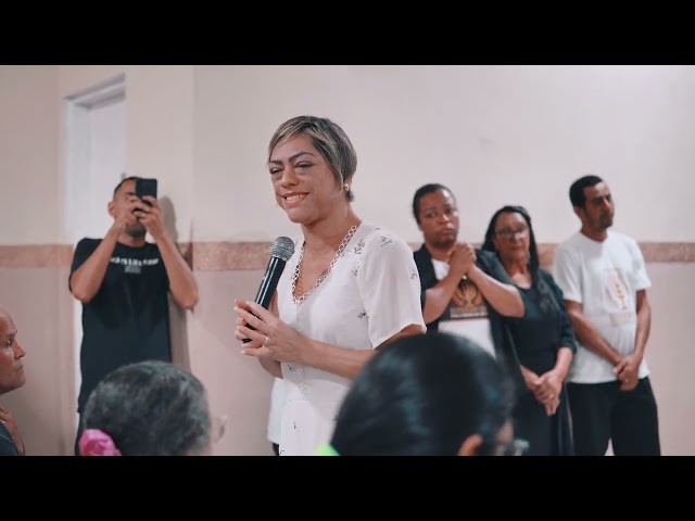 Susana Paula contando seu testemunho em SÃO PAULO class=