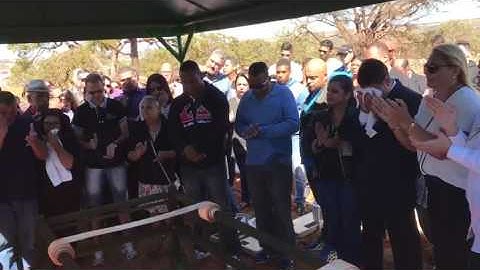 Morte em delegacia: Familiares e amigos acompanham enterro de motorista