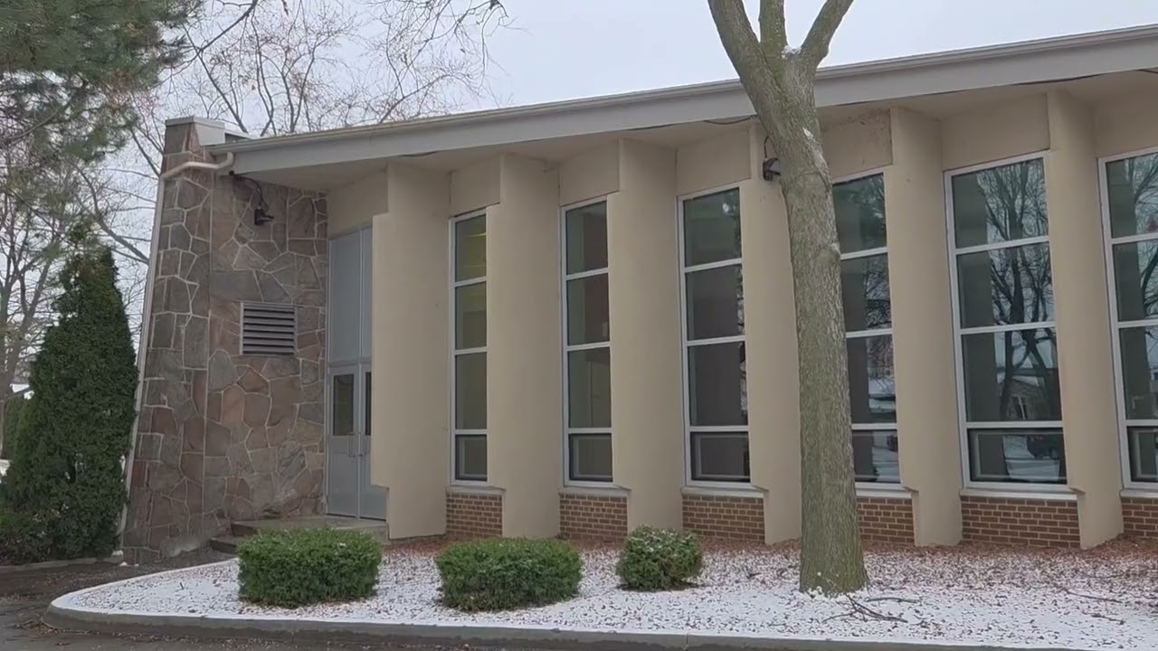 Средняя школа Риверсайд была построена в 1963 году в городе Риверсайд, провинция Виндзор, Онтарио...