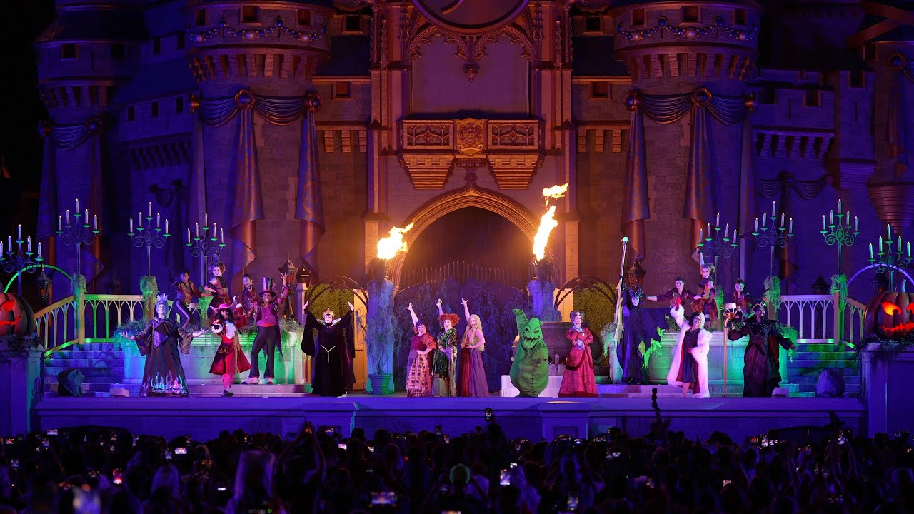 Hocus Pocus Villain Spelltacular rain edition 2022 - YouTube