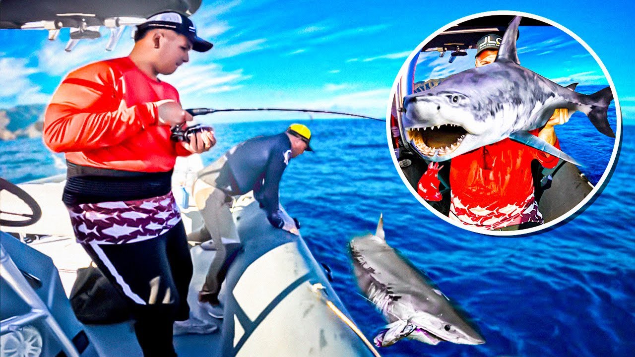 CAPTURAMOS UN TIBURÓN Y LO SUBIMOS AL BARCO🚤 * casi nos muerde😨*