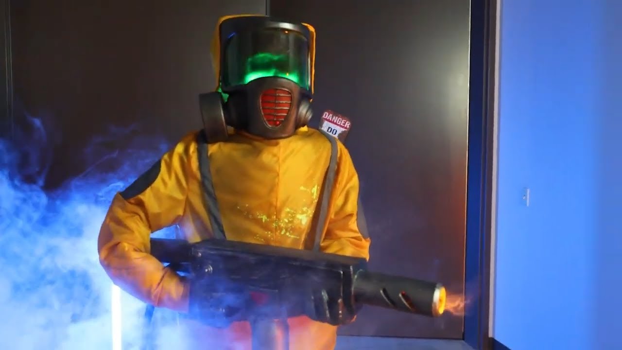 Alien Clean Up Crew Animatronic - YouTube