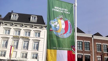 Hijsen vlag 11-11 in Den Bosch (carnaval in Oeteldonk)