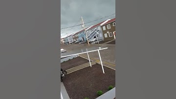 Vento forte arrancando cobertura.🙄