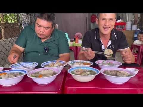 Video Dắt Anh Tuấn Sumo Đi Ăn 7 Ký Hủ Tiếu Gõ Để Báo Tin Bất... - youtube