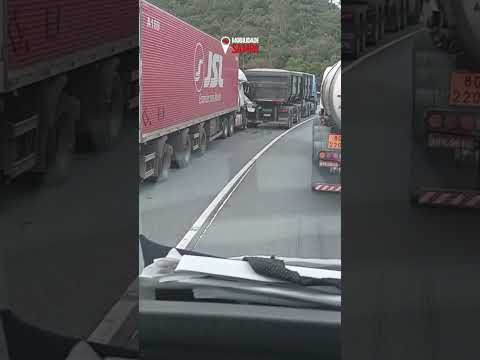 Colisão entre caminhões na BR-116 em Campina Grande do Sul