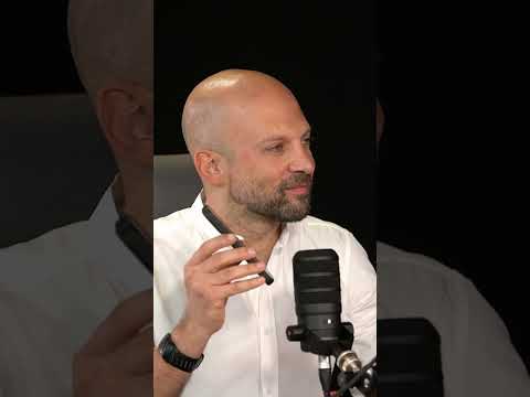في لقطة من بودكاست مينا تك يتحدث فؤاد الجريس مع الوكيل الذكي من مقسم نظام خدمة العملاء