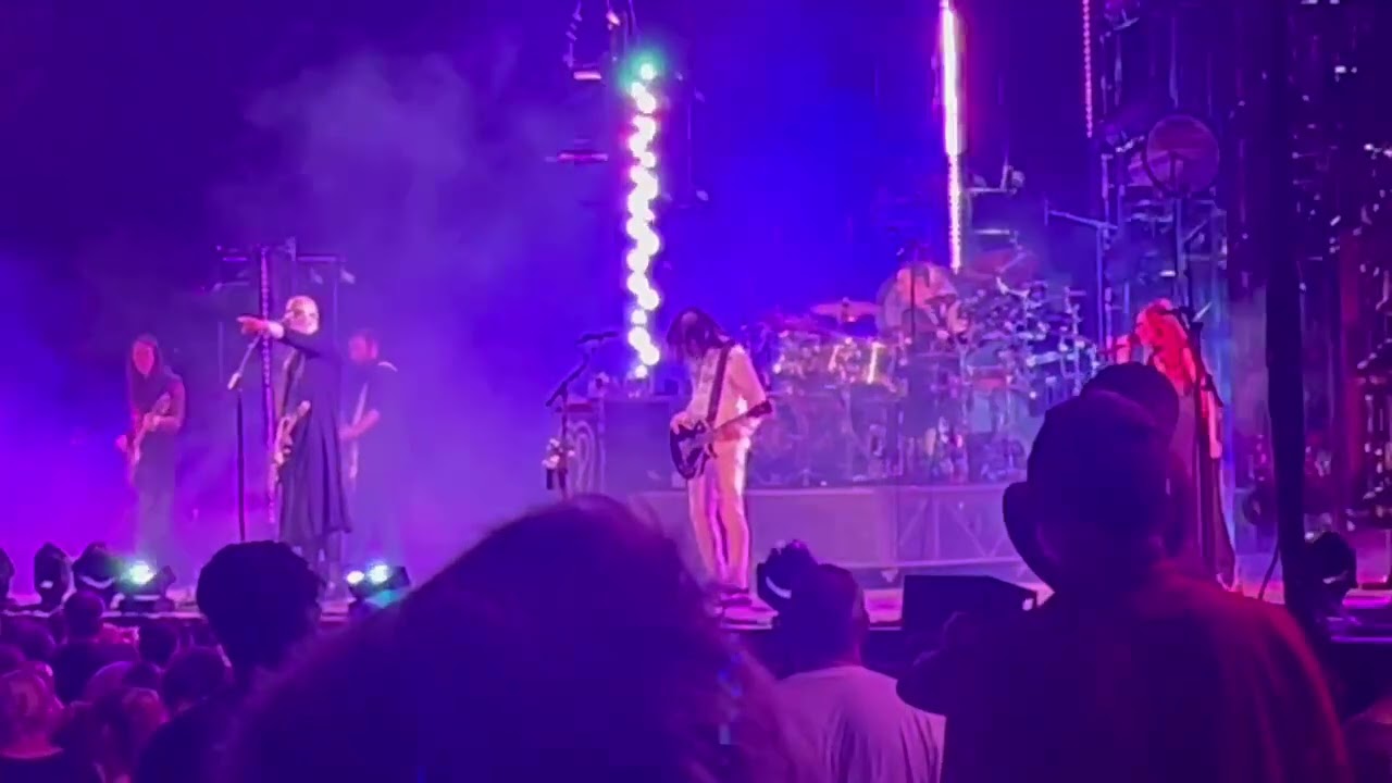 THE SMASHING PUMPKINS Perform SPELLBINDING From Atum: Act Three at Tampa AMPA in Tampa, FL 8/20/2023