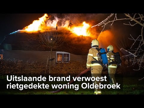 Uitslaande brand verwoest rietgedekte woning Vierhuizenweg Oldebroek  - ©StefanVerkerk.nl
